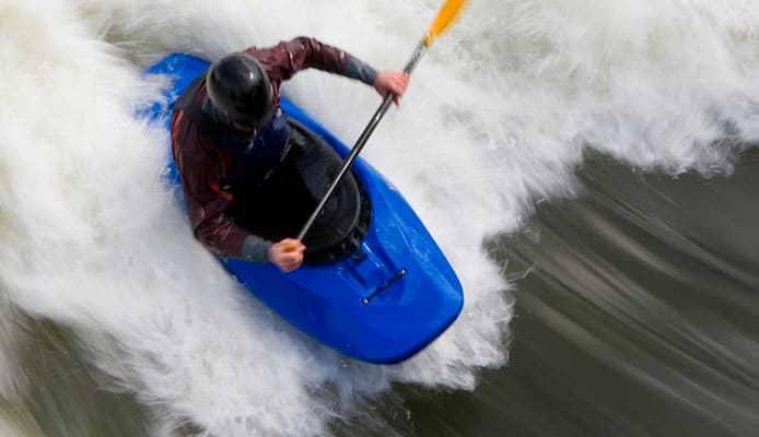 Kayak en aguas bravas