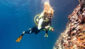 5_Ways_to_Keep_Your_Hair_Out_of_Your_Face_When_Scuba_Diving