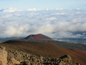 Senderismo en la montaña más alta de Mauna Kea Hawaii