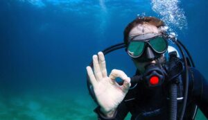 Can_You_Scuba_Dive_With_Glasses_or_Contact_Lenses