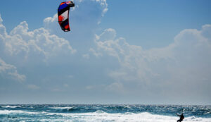 Kitesurfing_vs_Surfing_Comparison_Guide