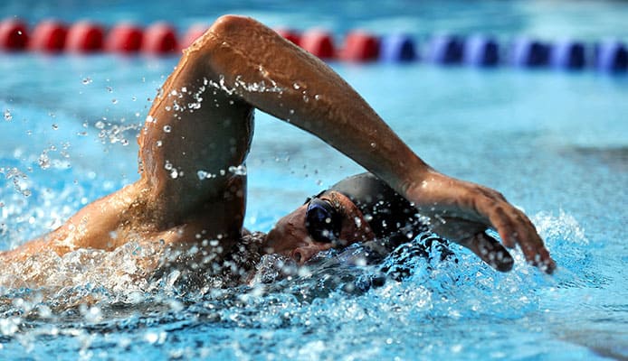 3_formas_de_seguir_su_entrenamiento_de_natación