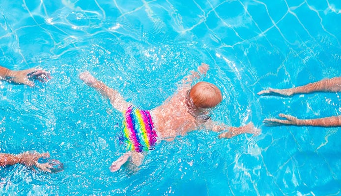 Nadar_con_el_bebé_todo_lo_que_necesita_lo_que_sabe_acerca_de_los_bebés_primero_nadar