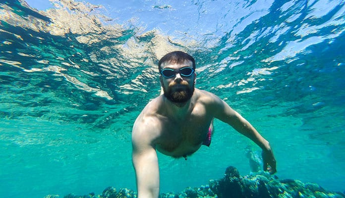 Snorkeling-con-un-bigote-o-barba