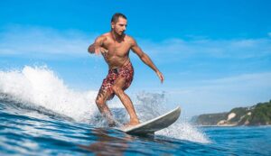 Cómo atrapar olas en el surf
