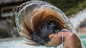 Cómo proteger tu cabello del cloro