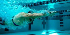 Ejercicios de calentamiento de natación rápidos y fáciles